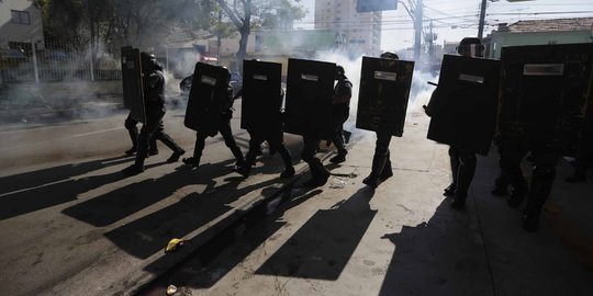 Gara-gara 2 perampok tewas ditembak, massa serang kantor Polsek