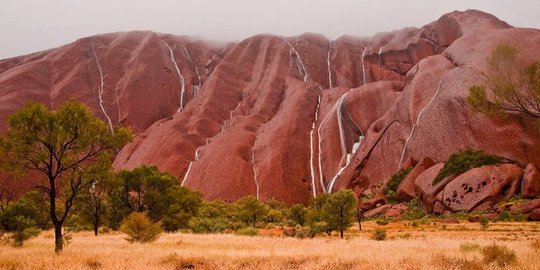 Keajaiban air terjun Uluru di Australia