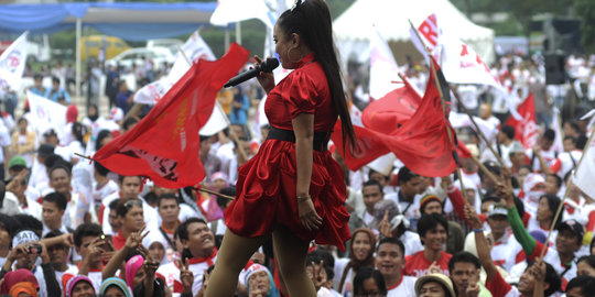 Aksi pedangdut hibur para relawan Jokowi di Senayan