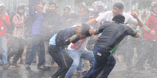 Dendam pribadi, 2 kelompok pemuda tawuran gunakan bom ikan