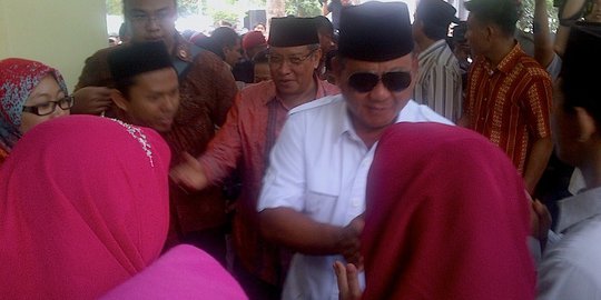 Prabowo tiba, warga dan santri Ponpes Said Aqil berebut salaman