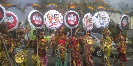 Dukung Jokowi, model ini lenggak-lenggok di jalan raya