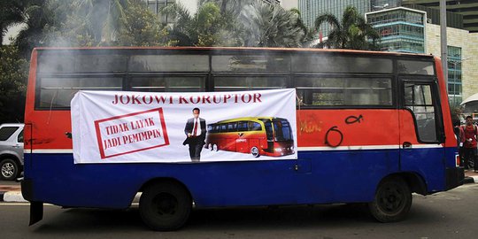 Demo Jokowi, puluhan mahasiswa nekat bakar metromini di HI