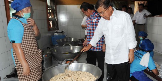 Kampanye di Kalimantan, JK jadi tukang goreng kerupuk Amplang