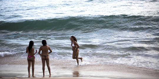 Mengintip kegiatan wanita-wanita seksi bermain di pantai Brasil