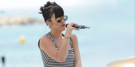 Lily Allen hujat Presiden FIFA di Festival Glastonbury