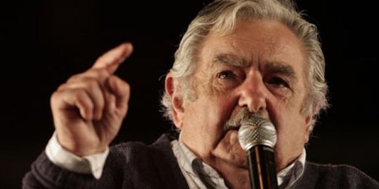 Presiden Uruguay bela dan puji Suarez