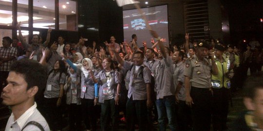 Jelang debat, kubu Prabowo & Jokowi perang yel-yel di Bidakara