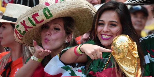 Pesona suporter-suporter cantik hiasi laga Meksiko vs Belanda