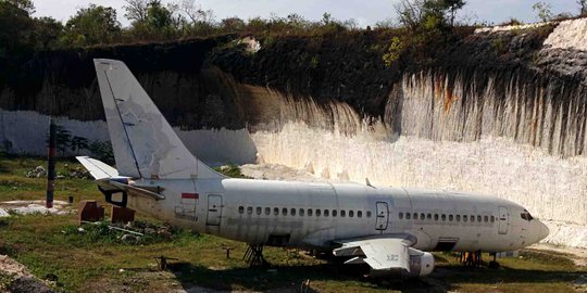 Di Bali, ada pesawat utuh nangkring di dasar tebing