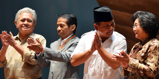 Prabowo berlutut di hadapan jurnalis perempuan