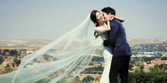So sweet, Ji Sung Bantu Lee Bo Young bereskan kerjaan rumah
