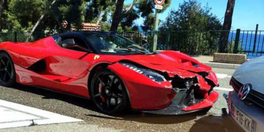 Inilah Ferrari LaFerrari yang pertama kali celaka di dunia 