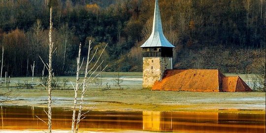 Desa mati di Rumania ini berubah jadi danau cantik nan mematikan