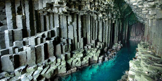 Unik, batu-batu karang di gua pinggir laut ini berbentuk balok