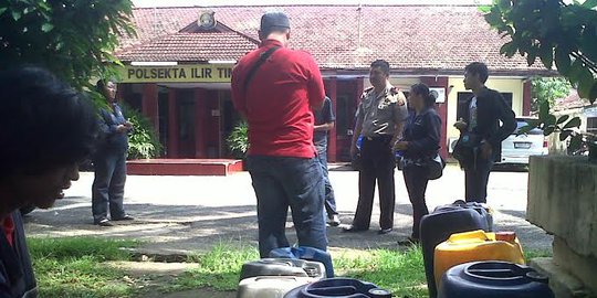 Pergoki agen bongkar muat, polisi amankan ratusan liter tuak
