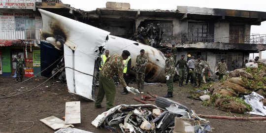 Pesawat Fokker jatuh timpa bangunan & tewaskan 4 orang di Kenya