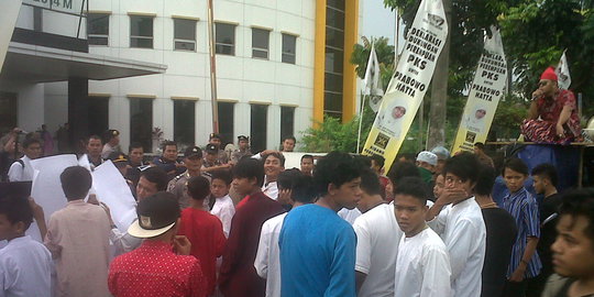 Geruduk kantor PKS, demonstran desak Fahri Hamzah dipecat