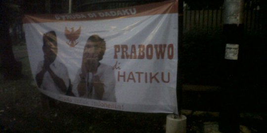 Beredar spanduk mesra Prabowo dan Titiek di Jakarta Selatan