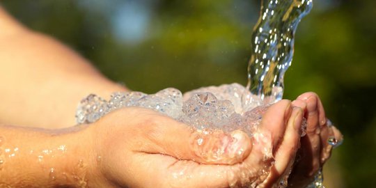 lensa dengan air biasa