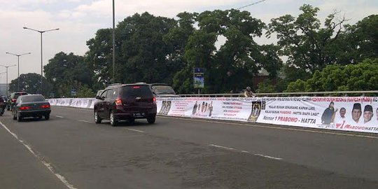 Spanduk Prabowo-Hatta sepanjang 3,5 km lingkari jalanan Bandung