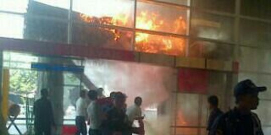 Pintu lobi Tangerang City Mall terbakar