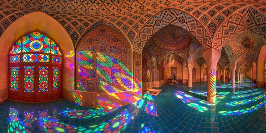 Indahnya melirik beberapa sudut Masjid pelangi di Iran