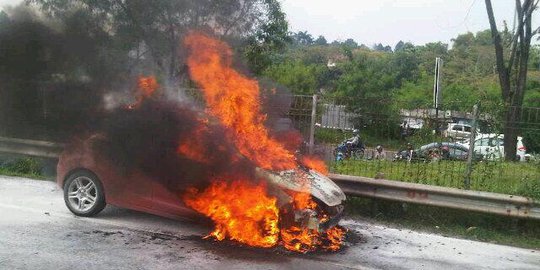 Mobil Ford Fiesta terbakar hebat di Tol Cibubur