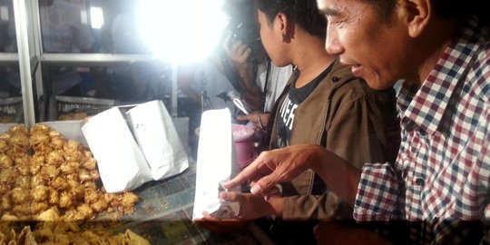 Jokowi buka puasa dengan gorengan di Bekasi  merdeka.com