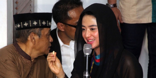 Selama Ramadan, Depe pakai jilbab!
