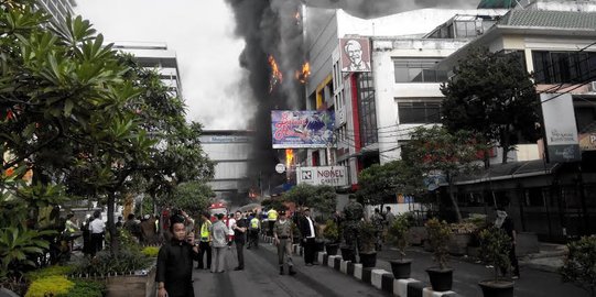 Kembang api tersambar kompor, Supermarket DC Mal Batam terbakar