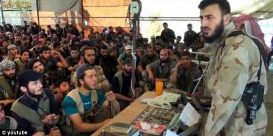 Pemimpin pemberontak Suriah pidato dengan buku tulis Hello Kitty