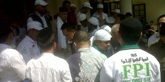 Anggota Fpi Temani Hatta Keliling Ponpes Di Sukabumi Merdeka Com