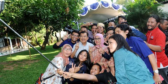 Gaya Jusuf Kalla saat berselfie ria bareng wartawan