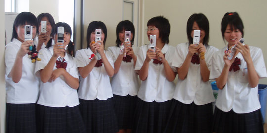 Jepang larang siswa main ponsel setelah pukul 10 malam