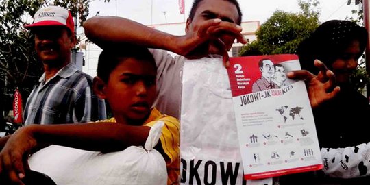 Relawan Jokowi tangkap pria bagi-bagi duit di Tulungagung
