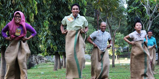 Menguras adrenaline di lomba balap karung