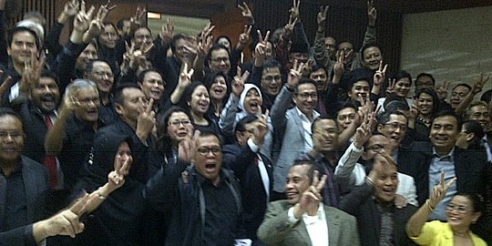 Tolak revisi UU MD3, koalisi Jokowi-JK walk out dan salam 2 jari