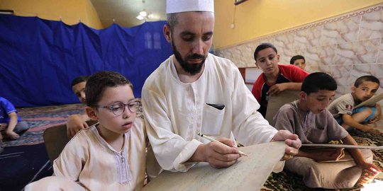 Semangat anak-anak Aljazair belajar mengaji dengan papan kayu
