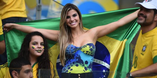 Aksi suporter cantik Brasil di laga semifinal Piala Dunia 2014