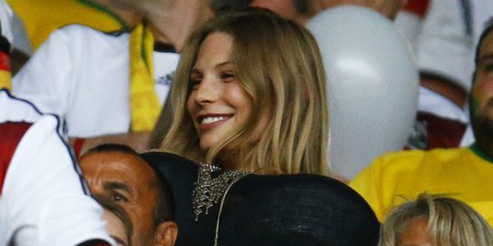 Senyum manis Sarah Brandner saat nonton semifinal Piala Dunia