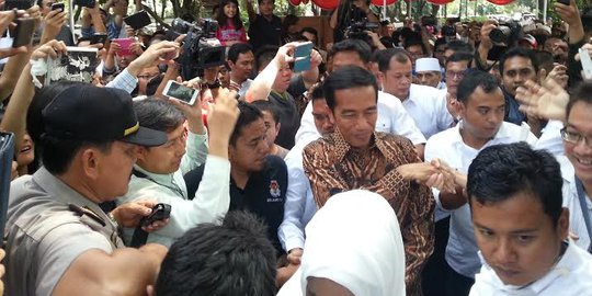 Nyoblos di TPS Menteng, Jokowi dan istri ditepuki 