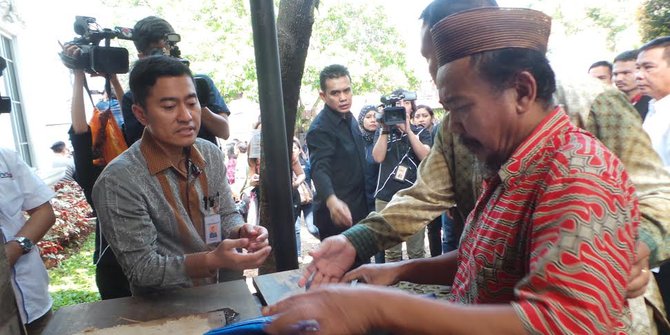 Usai nyoblos SBY dihadang pria berpeci cokelat merdeka com