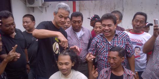 Yakin Jokowi-JK menang, simpatisan cukur gundul di Semarang