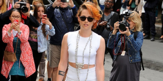 Kristen Stewart pamerkan rambut \'lidah api\' di Paris