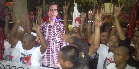 Aksi simpatisan Jokowi gelar sujud syukur di Semarang