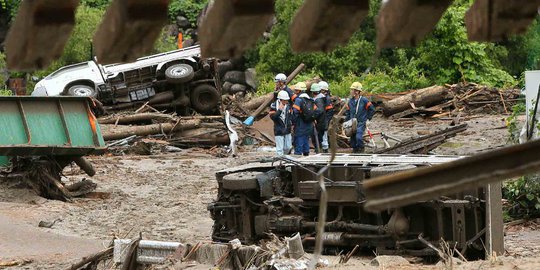 Porak-poranda Jepang usai diterjang Topan Neoguri