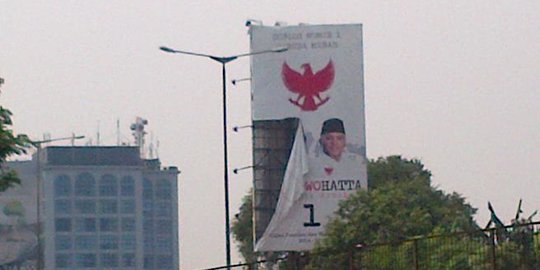 Baliho Prabowo-Hatta masih terpampang di pinggir Tol Kebon Jeruk