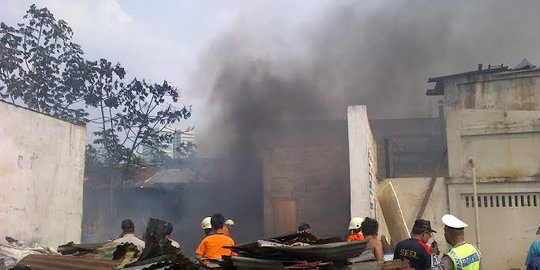 Api lalap bangunan kosong, arus lalu lintas Palmerah macet