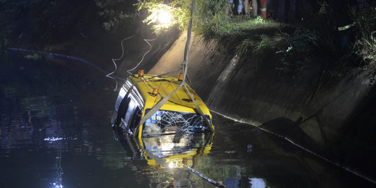 Bus sekolah di China terperosok ke kolam, 11 orang tewas